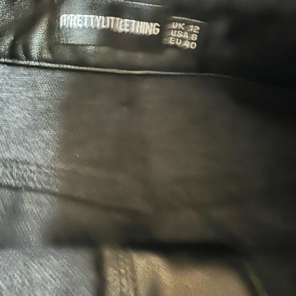 PrettyLittleThing Faux Black Leather Asymmetric Mini Skirt - Picture 8 of 9